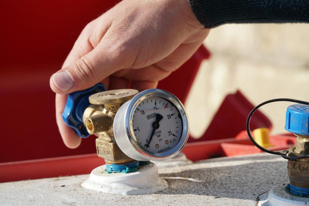 Tecnico qualificato che effettua il rifornimento di un serbatoio GPL con attrezzature certificate